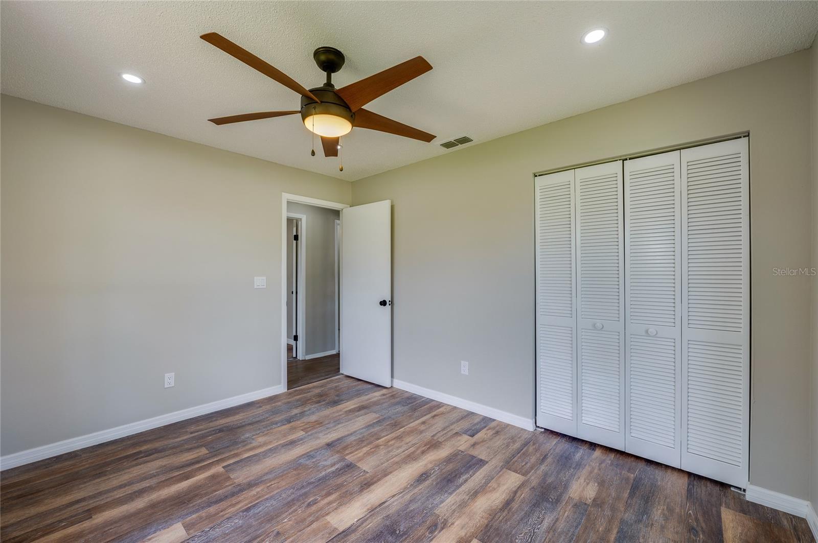 Image 25 of 40 For 410 Sea Hawk Court