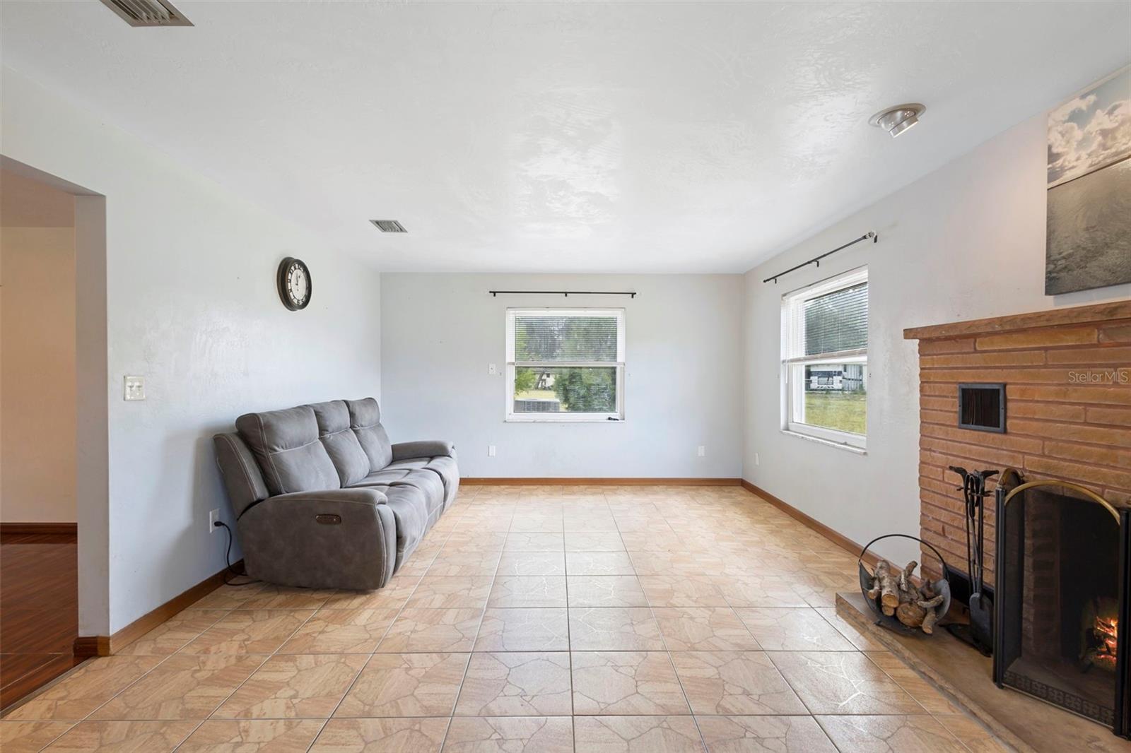 Image 18 of 51 For 1890 Alameda Drive