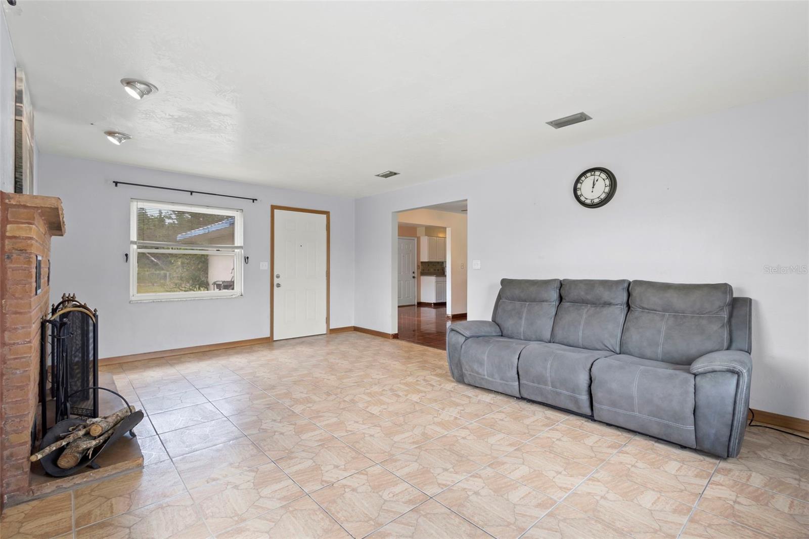 Image 20 of 51 For 1890 Alameda Drive