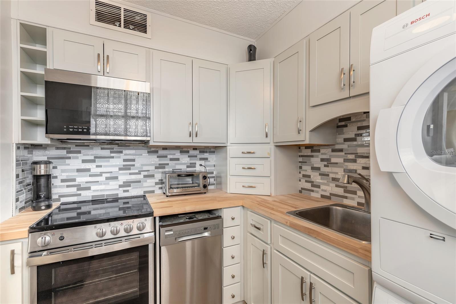 Image 8 of 19 For 2727 Atlantic Avenue 4190