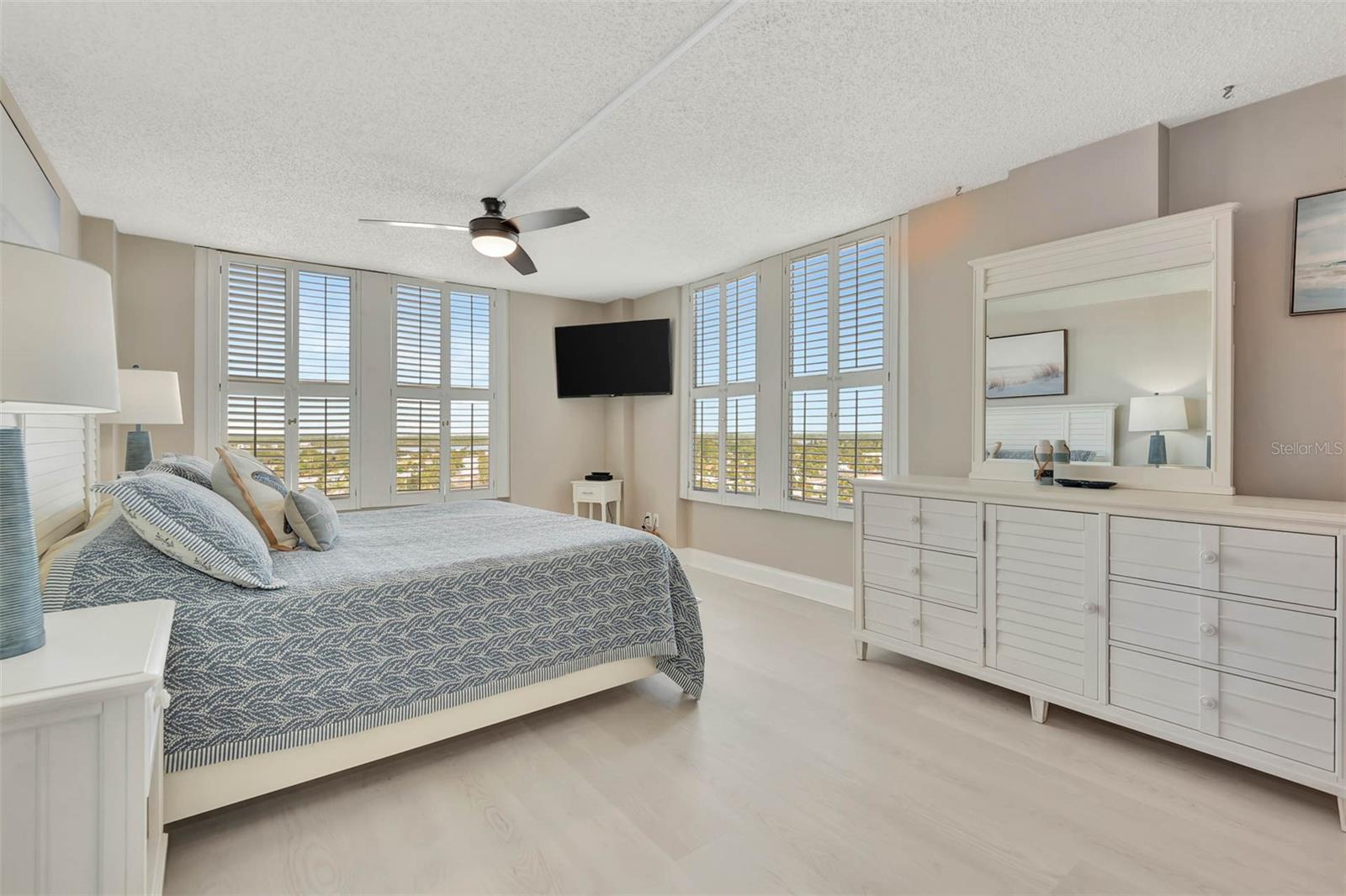 Image 3 of 60 For 1575 Ocean Shore Boulevard J010