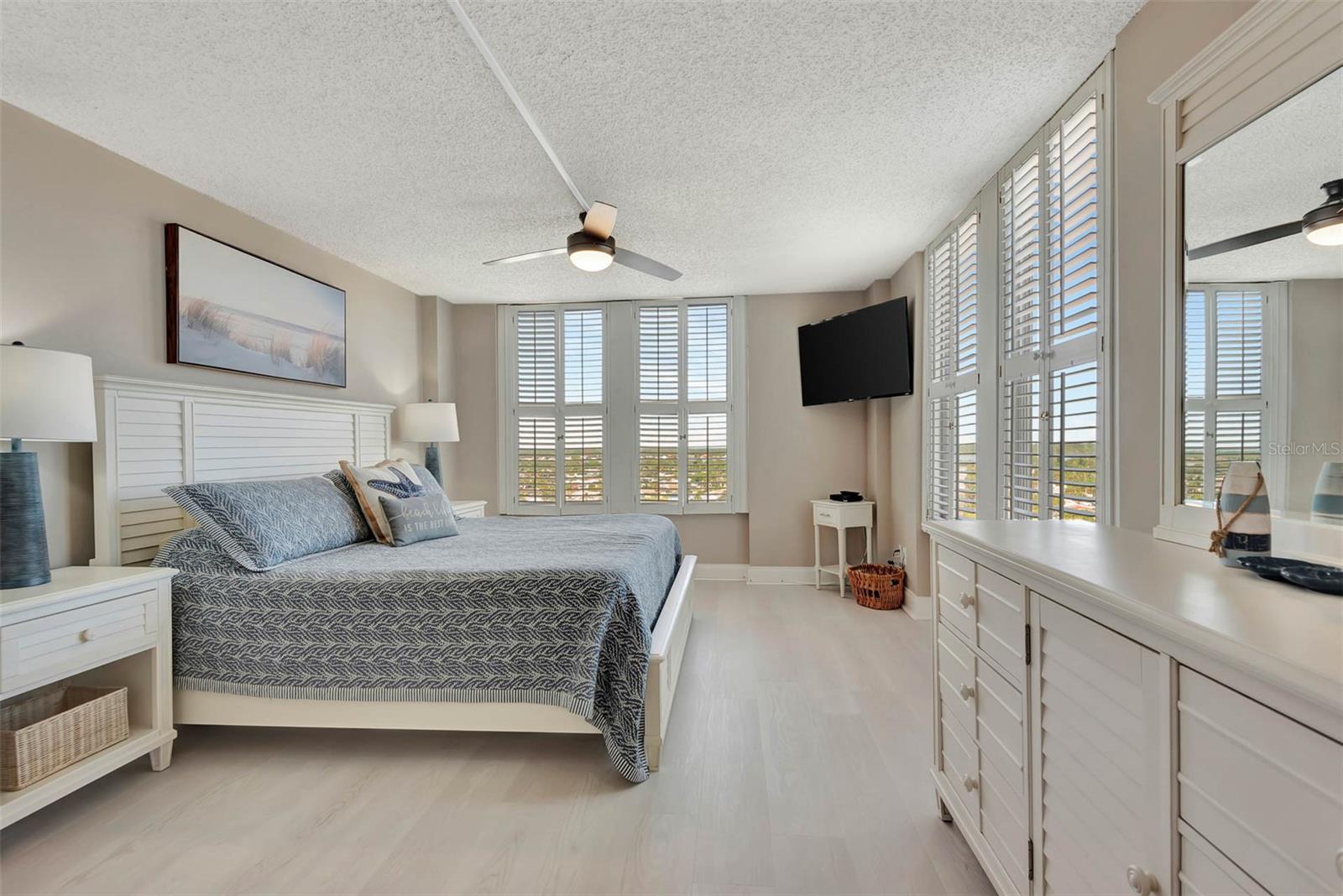 Image 5 of 60 For 1575 Ocean Shore Boulevard J010