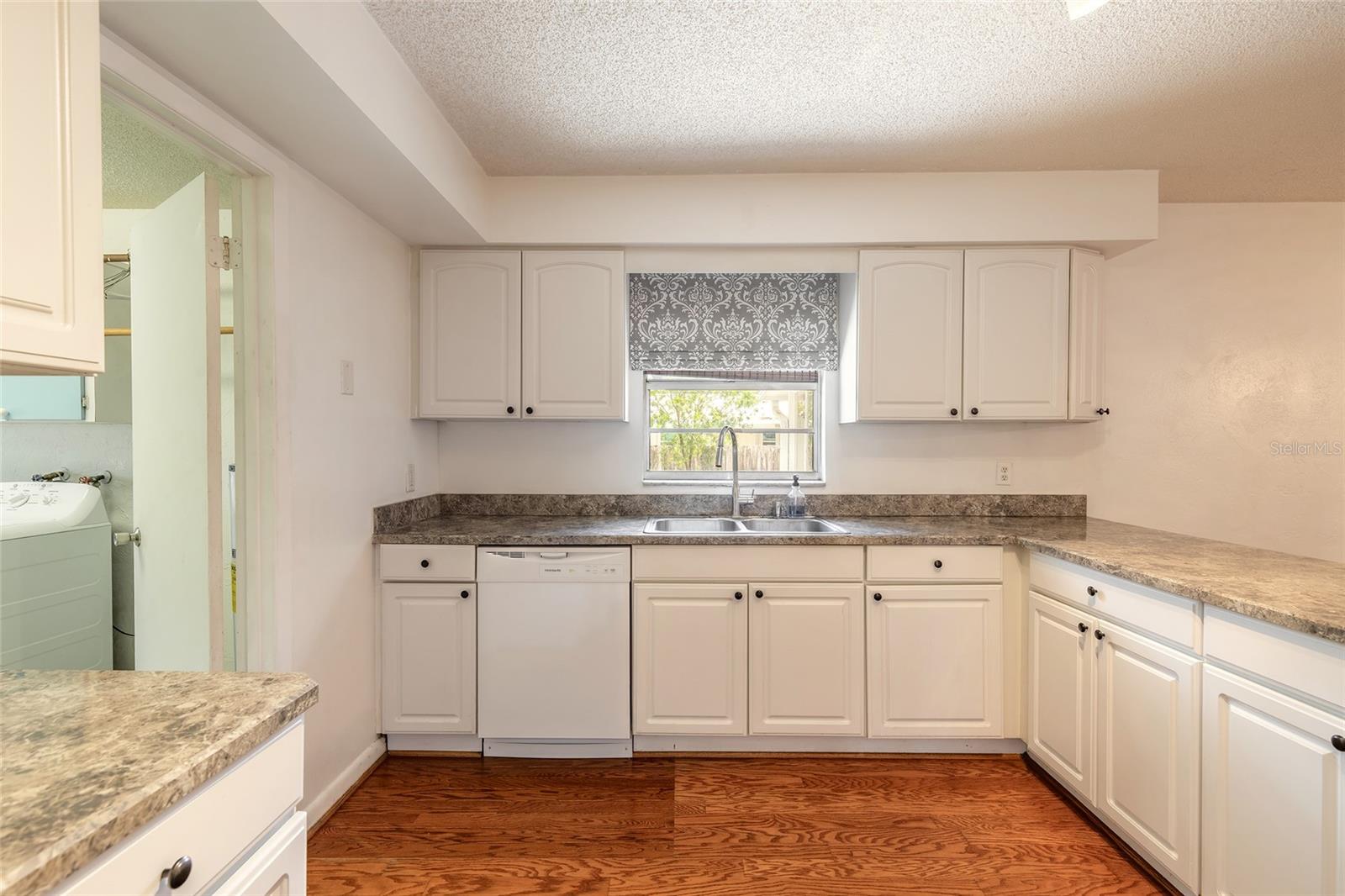 Image 18 of 35 For 62 Broadmoor Circle