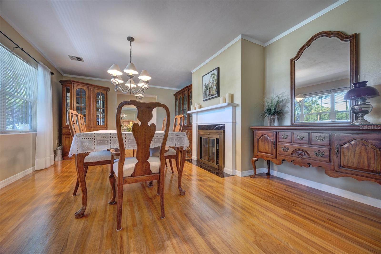 Listing photo id 8 for 709 Pine Tree Court