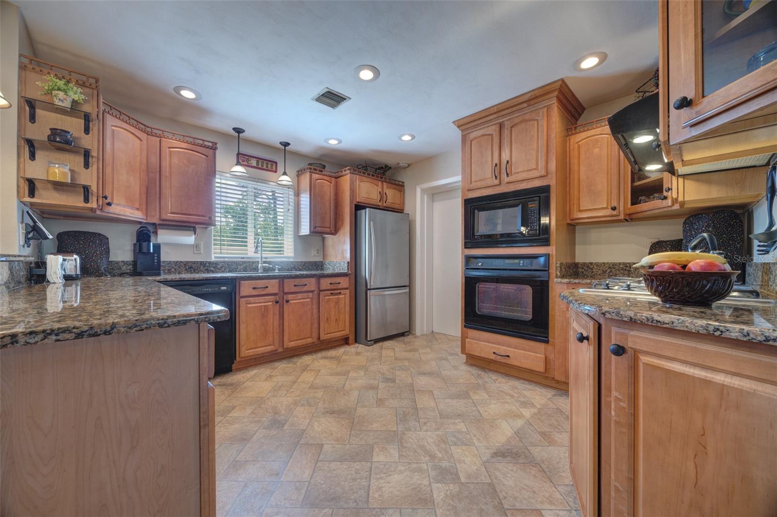 Listing photo id 11 for 709 Pine Tree Court