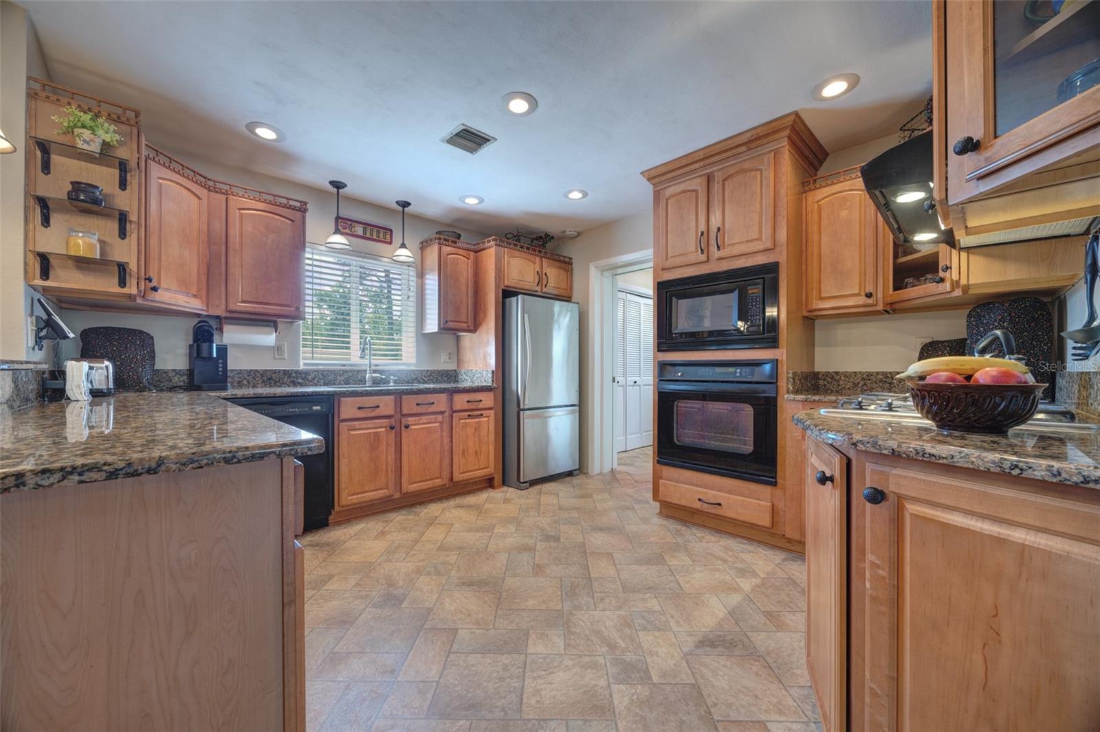 Listing photo id 12 for 709 Pine Tree Court