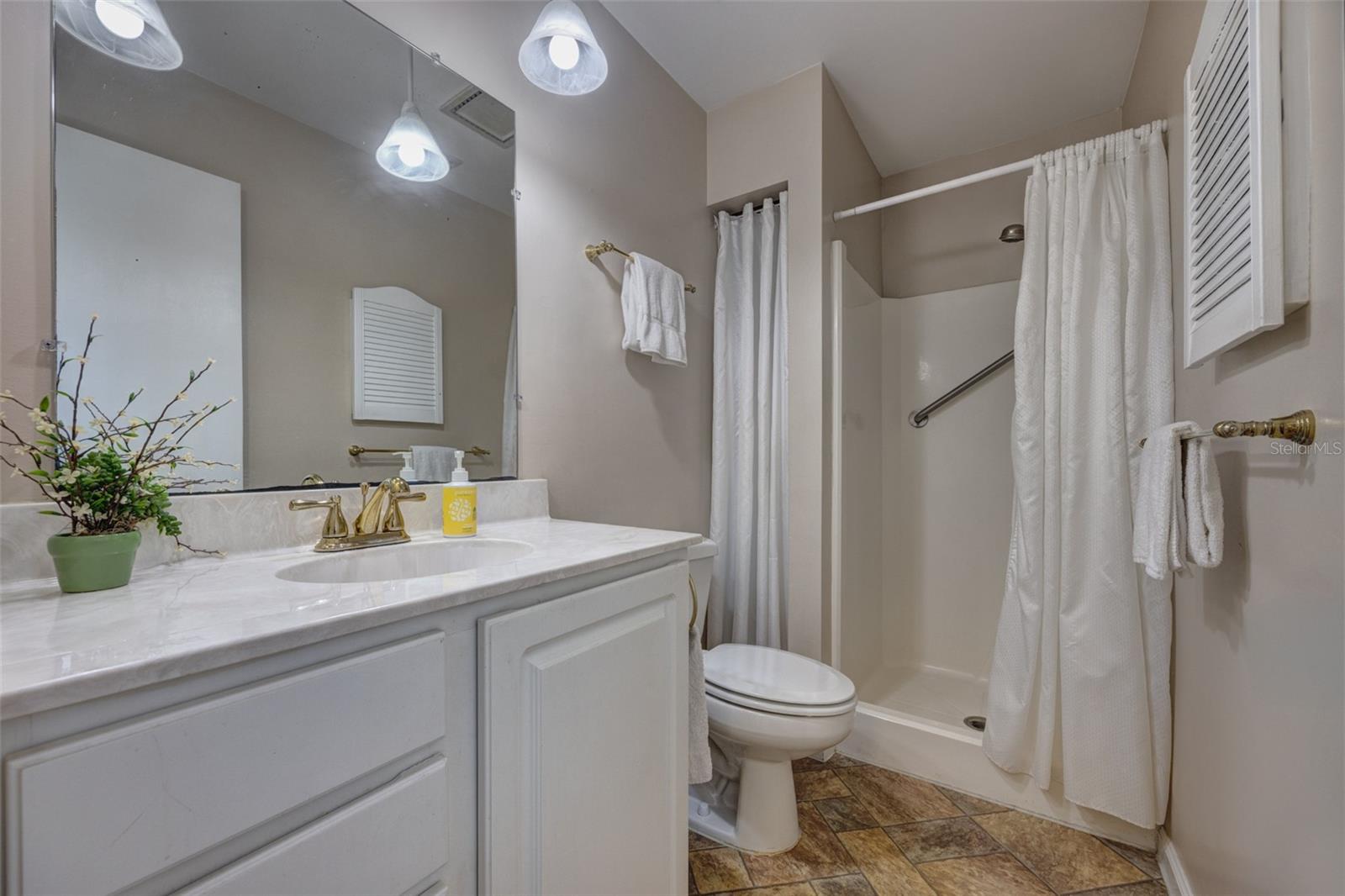 Listing photo id 16 for 709 Pine Tree Court