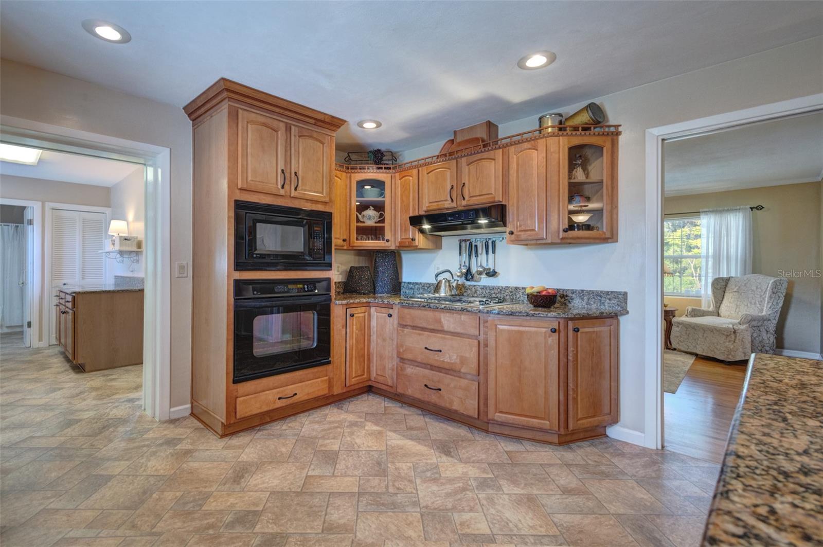 Listing photo id 17 for 709 Pine Tree Court