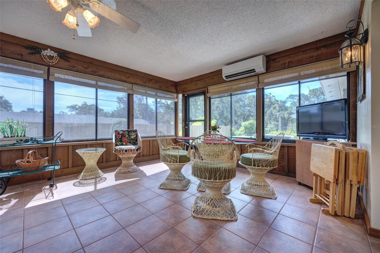 Listing photo id 24 for 709 Pine Tree Court
