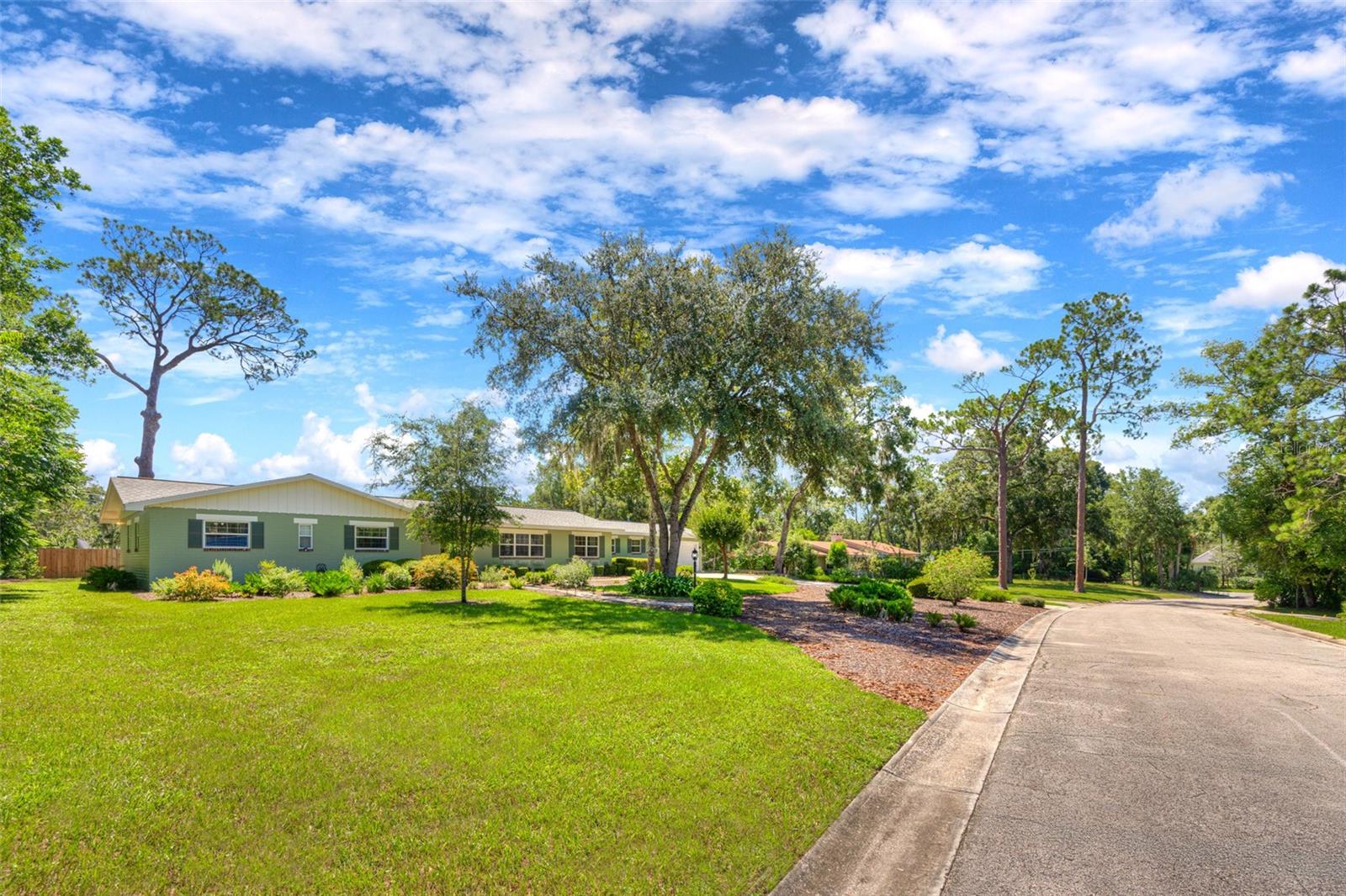 Listing photo id 1 for 709 Pine Tree Court