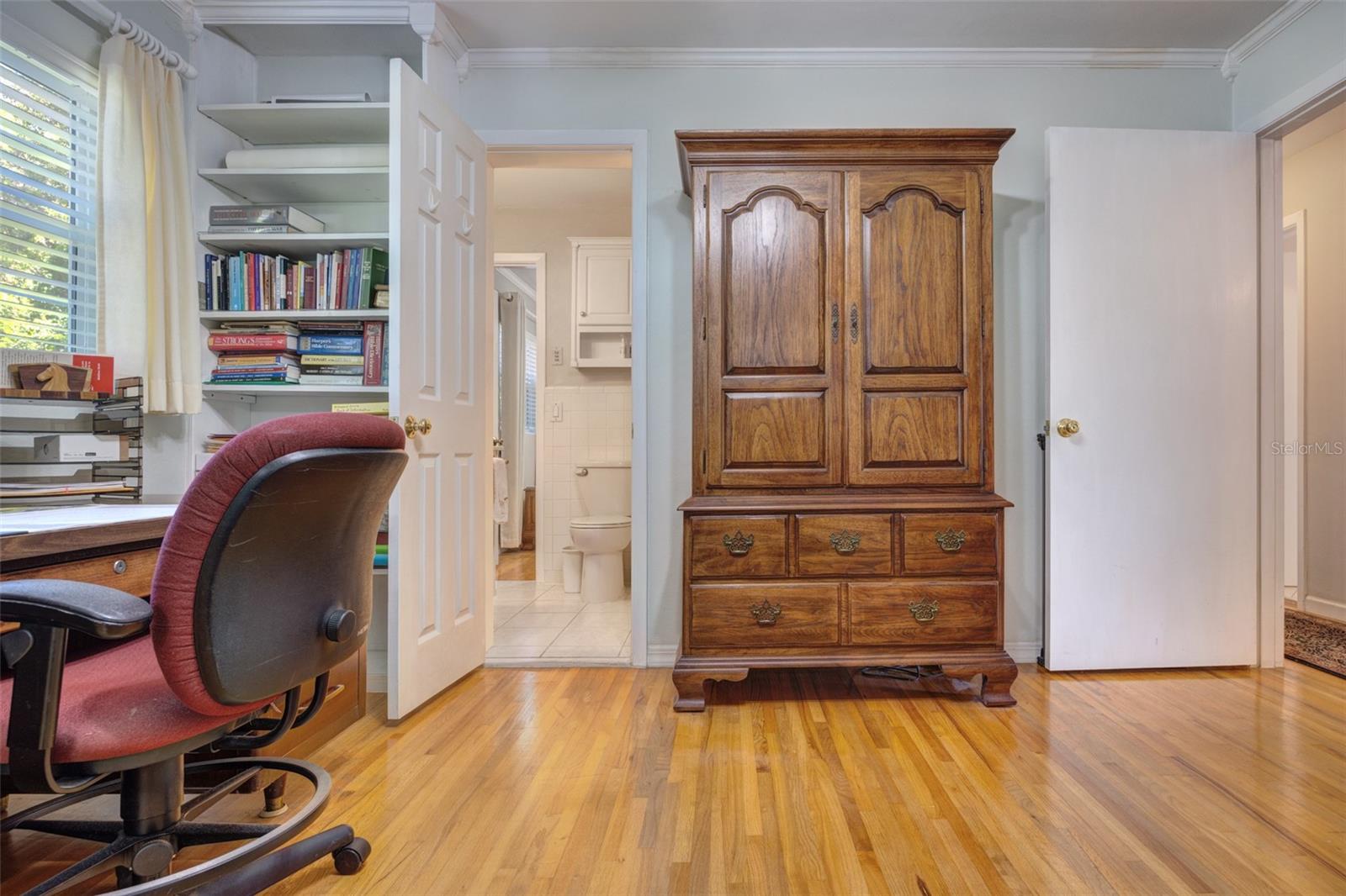 Listing photo id 33 for 709 Pine Tree Court