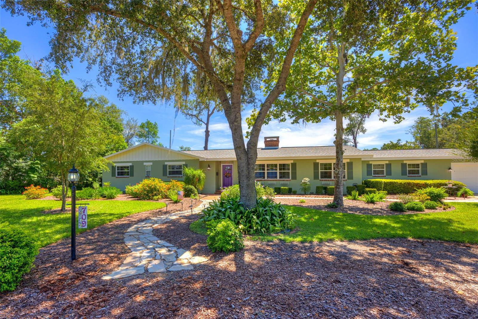 Listing photo id 2 for 709 Pine Tree Court