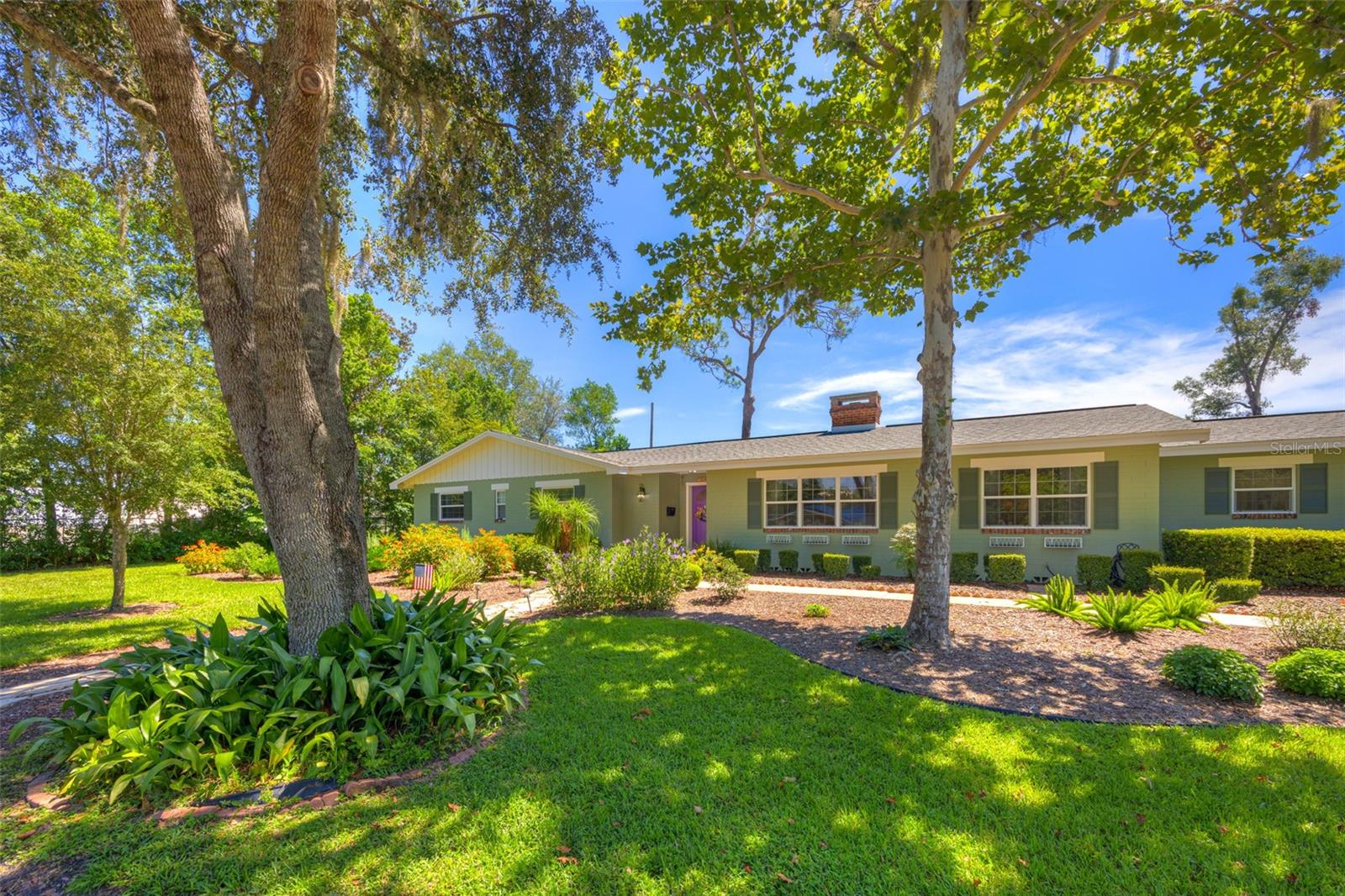 Listing photo id 3 for 709 Pine Tree Court