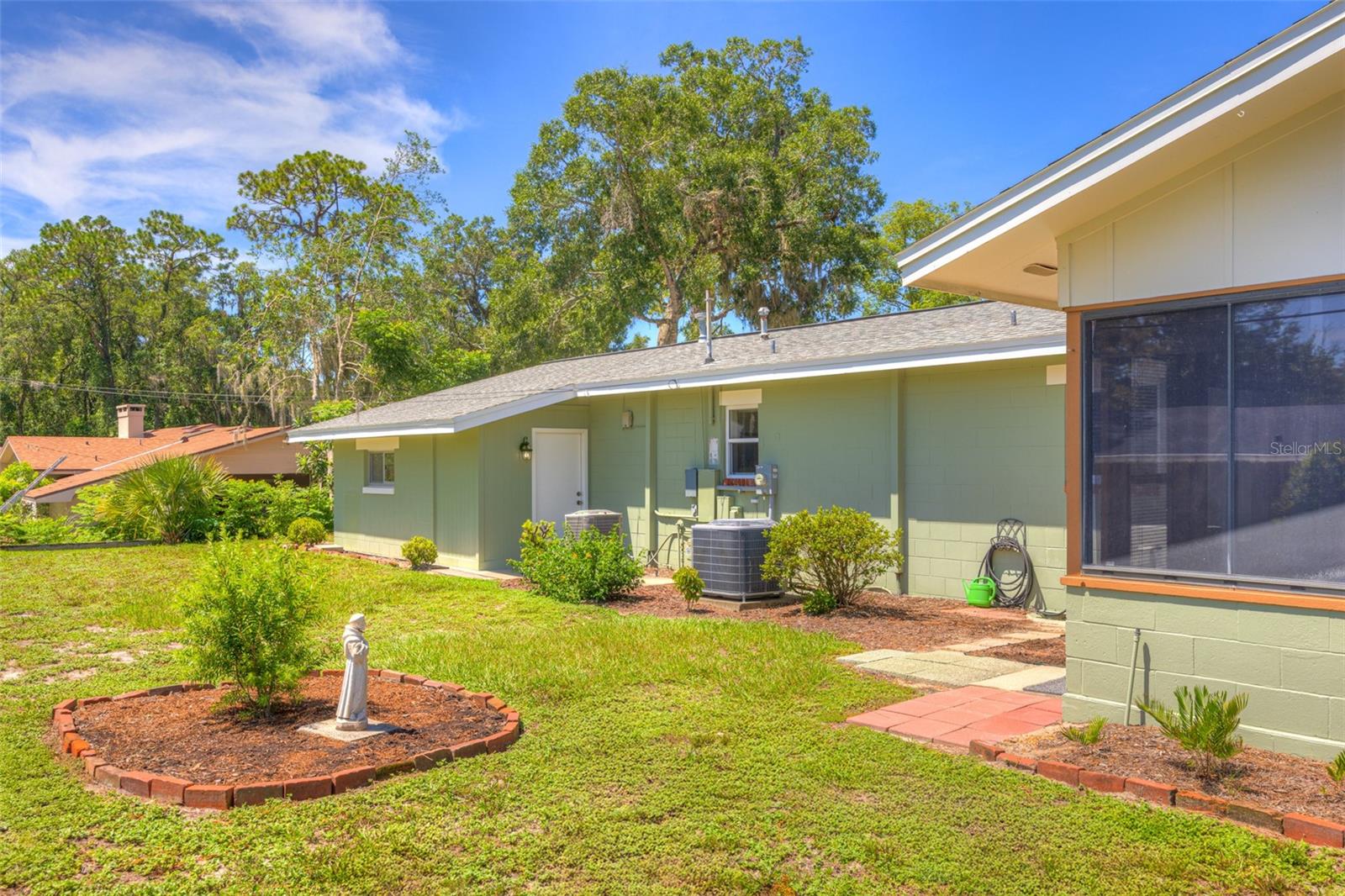 Listing photo id 49 for 709 Pine Tree Court
