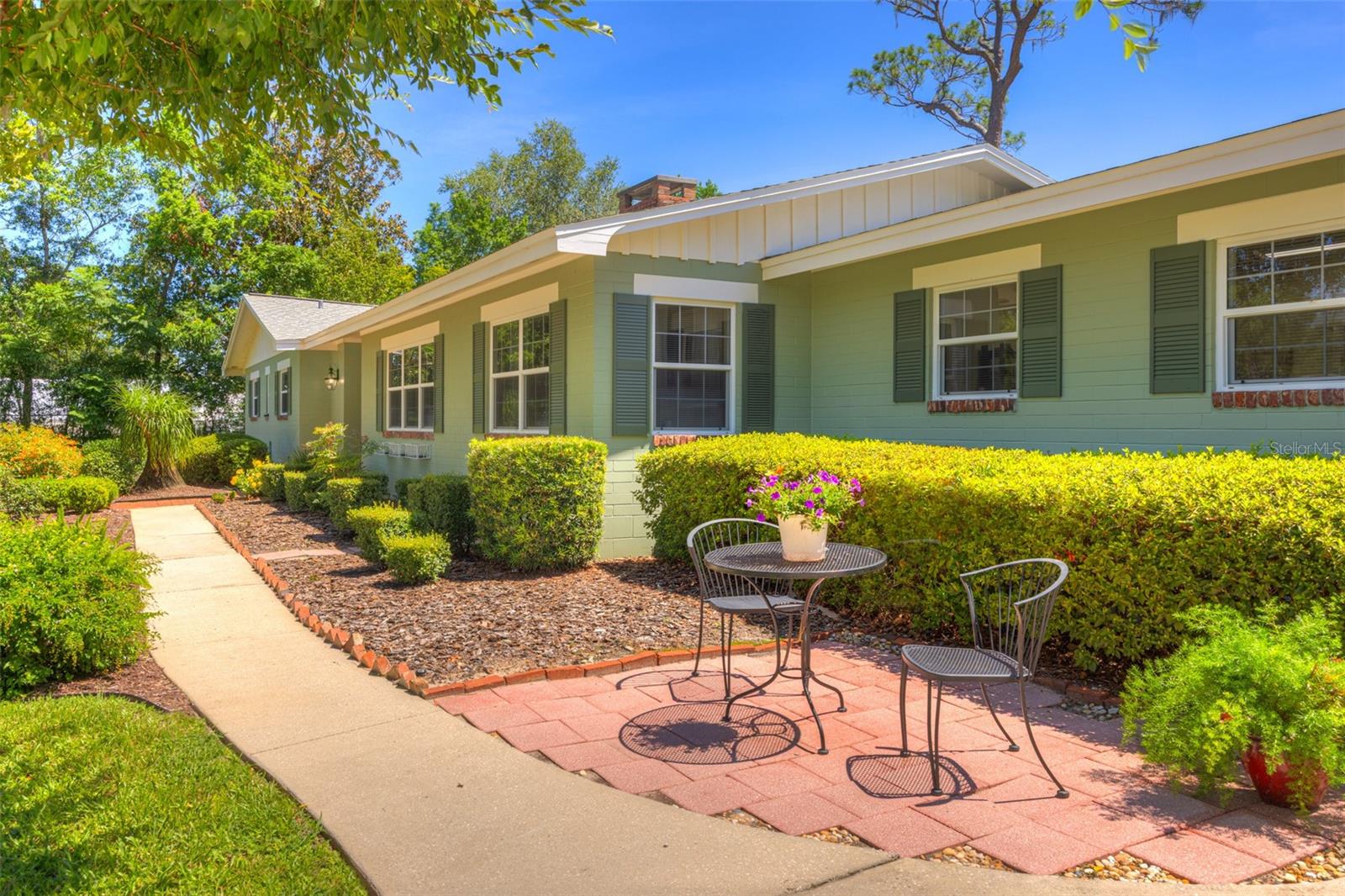 Listing photo id 4 for 709 Pine Tree Court