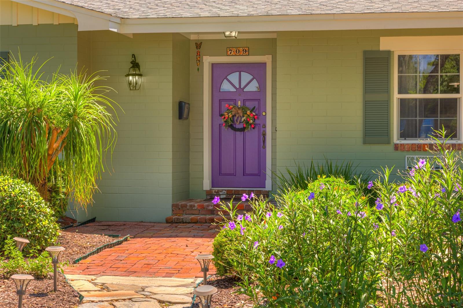 Listing photo id 5 for 709 Pine Tree Court