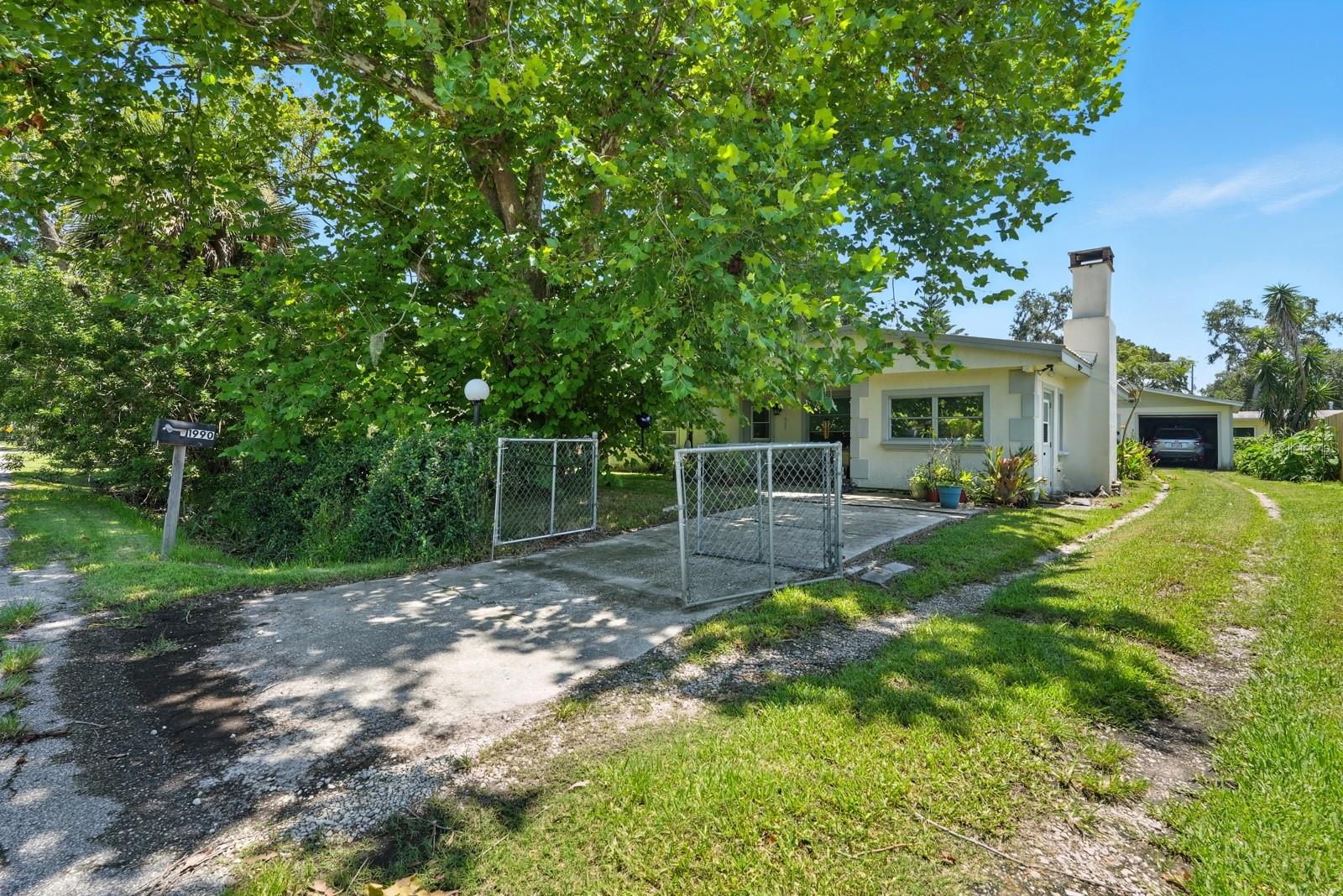 Image 19 of 20 For 1990 Lake Drive
