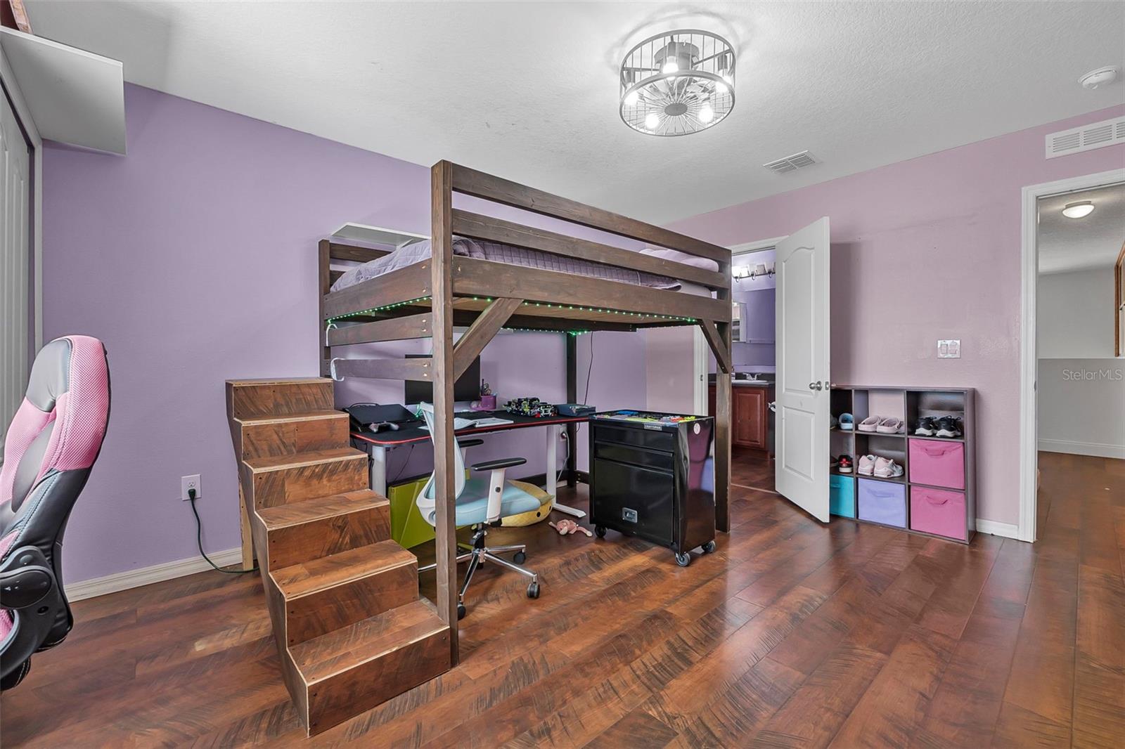 Image 33 of 51 For 120 Los Arbor Drive