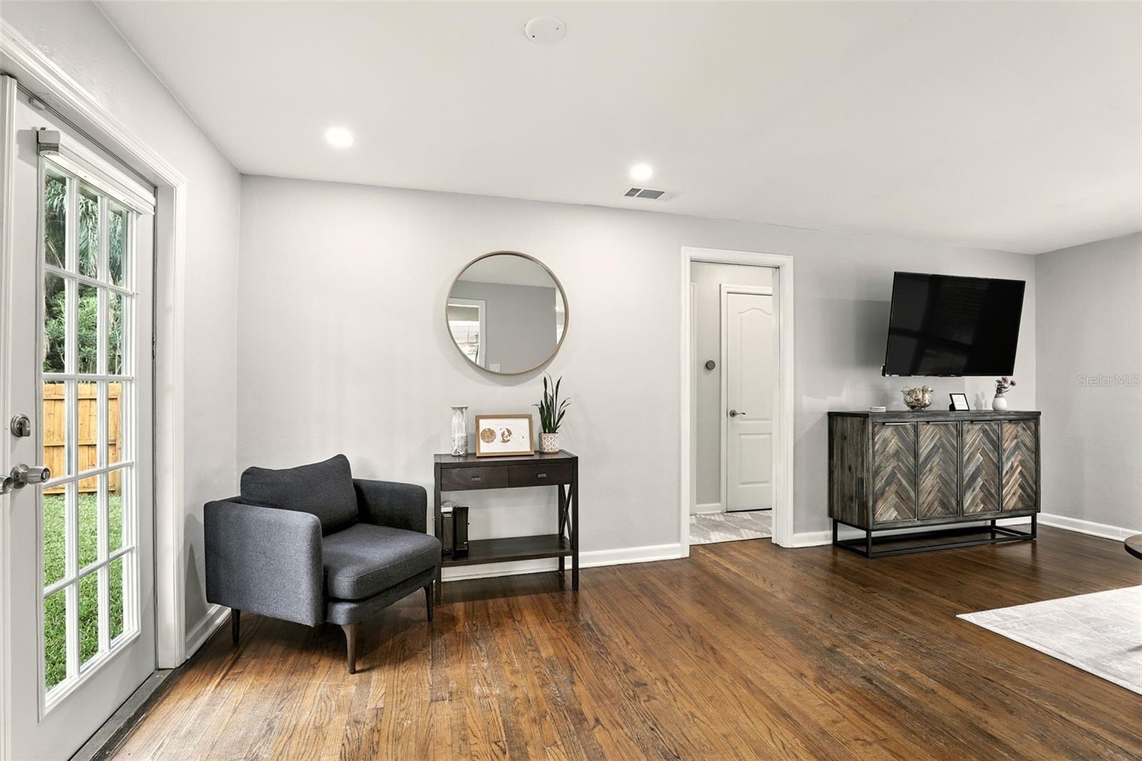 Image 10 of 28 For 721 Hampton Avenue