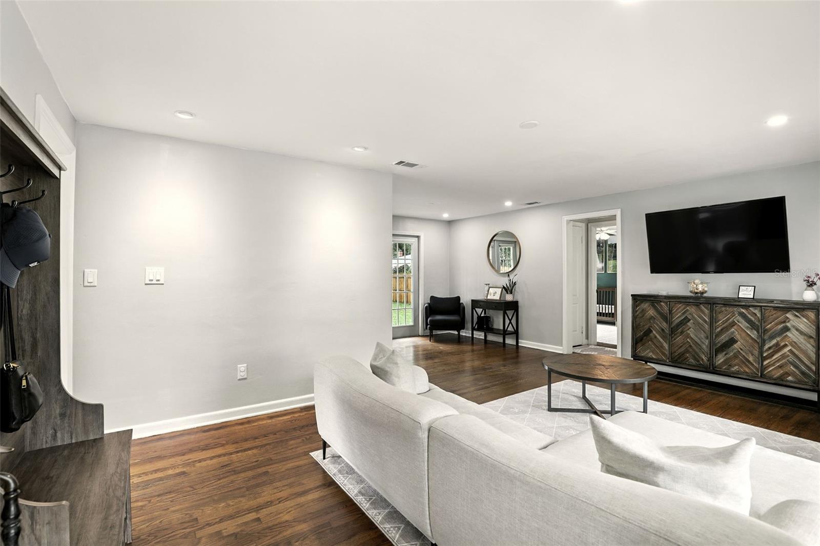 Image 4 of 28 For 721 Hampton Avenue