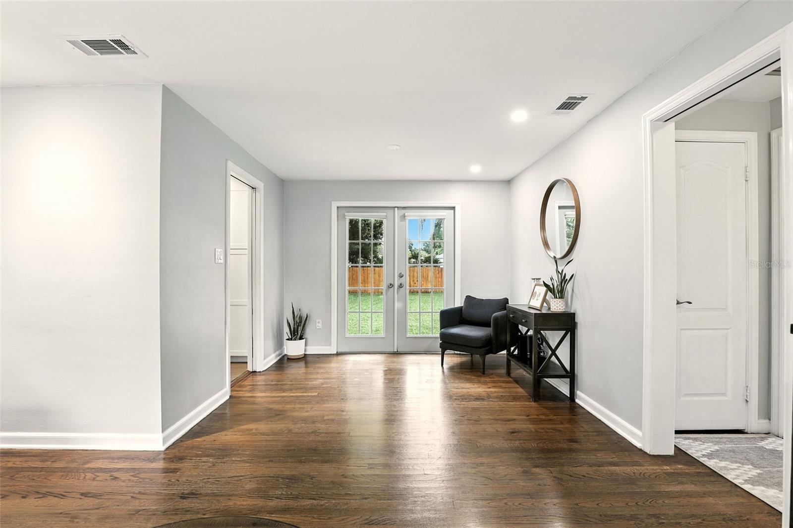 Image 9 of 28 For 721 Hampton Avenue