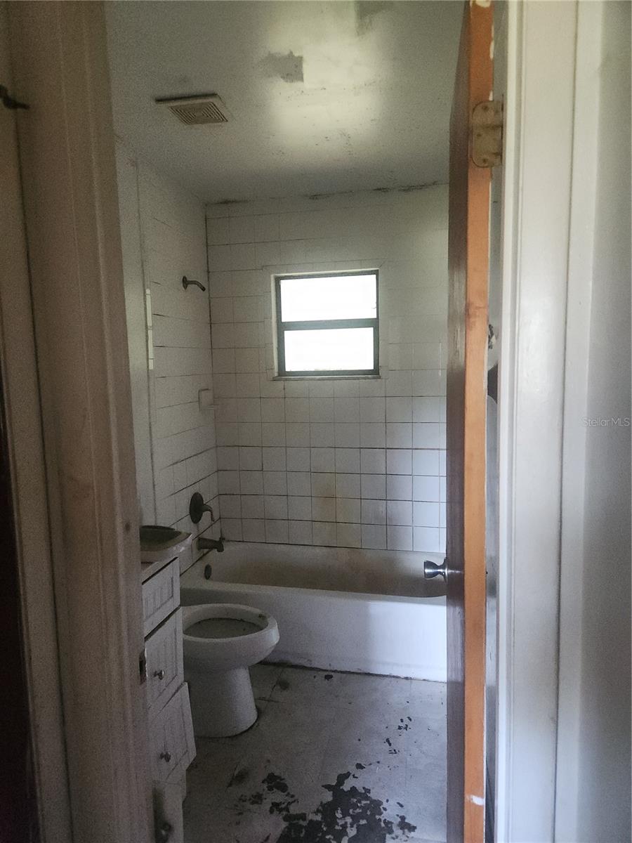 Image 15 of 21 For 5060 Fairport Avenue