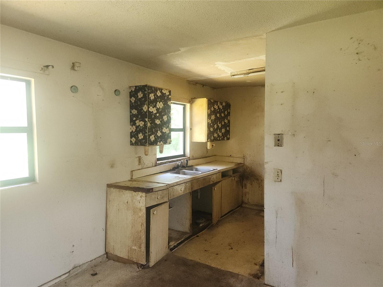 Image 6 of 21 For 5060 Fairport Avenue