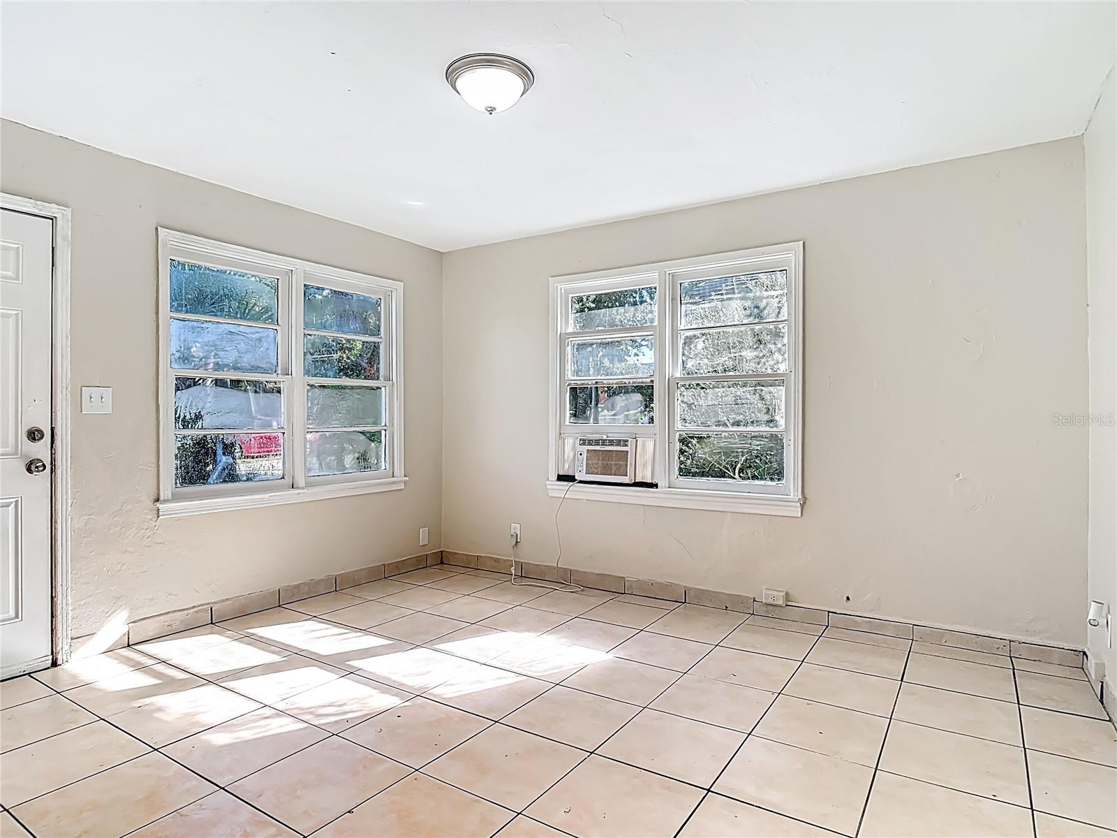 Image 11 of 40 For 215 North Street