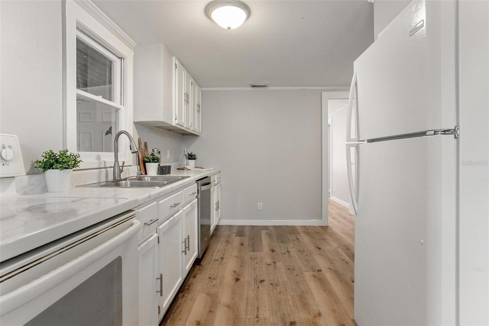 Image 16 of 21 For 1091 Carpenter Avenue