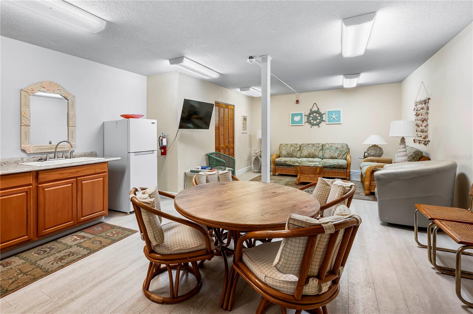 Image 30 of 42 For 3800 Saxon Drive 19b