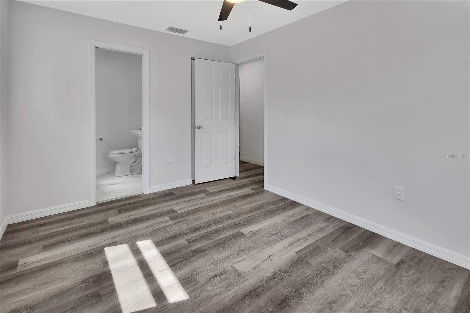 Image 10 of 24 For 933 Longview Avenue