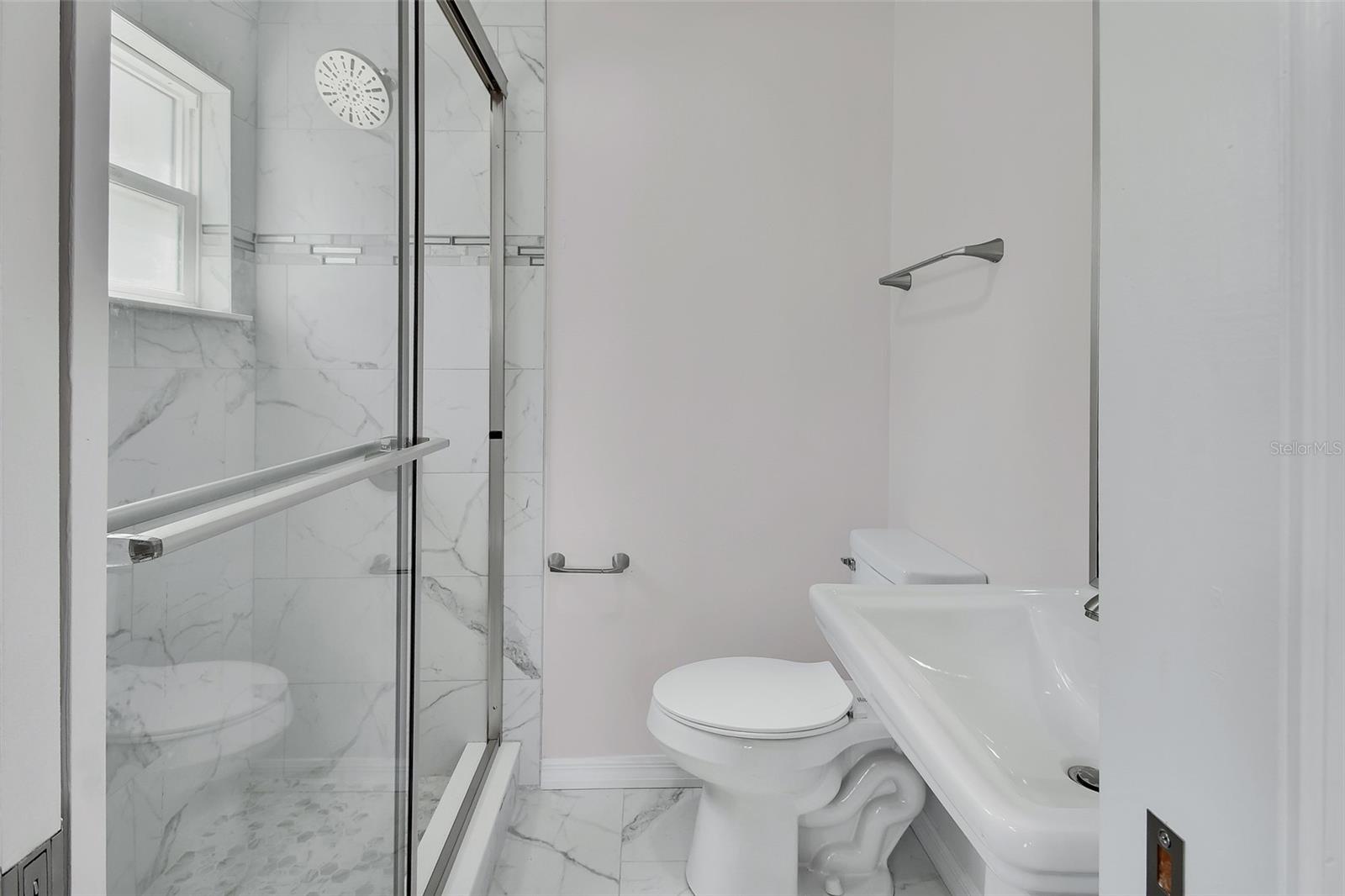 Image 11 of 24 For 933 Longview Avenue