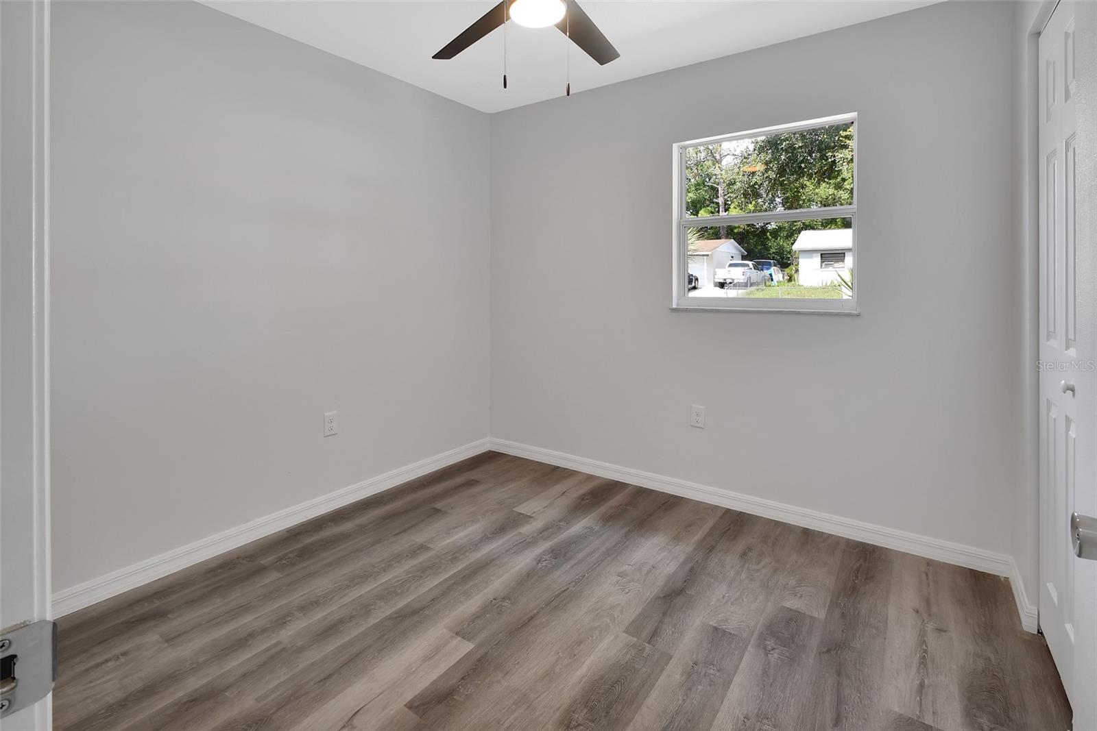 Image 12 of 24 For 933 Longview Avenue