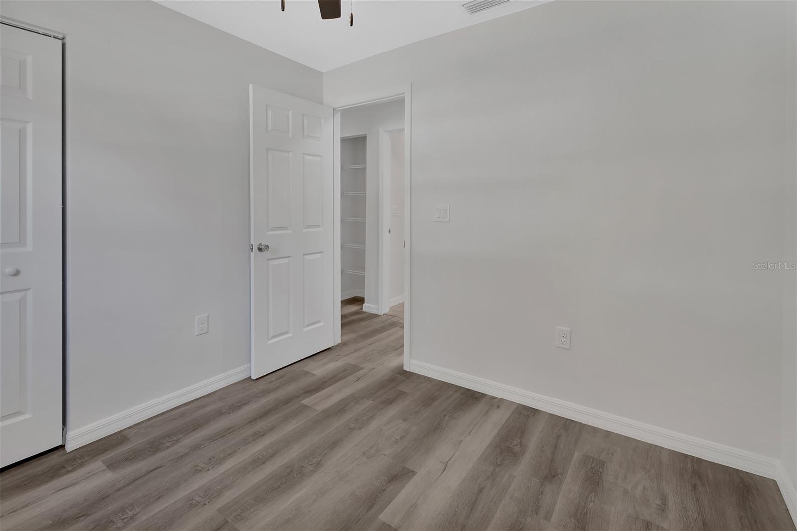 Image 13 of 24 For 933 Longview Avenue
