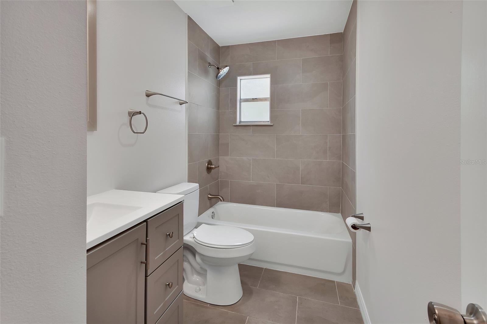 Image 14 of 24 For 933 Longview Avenue