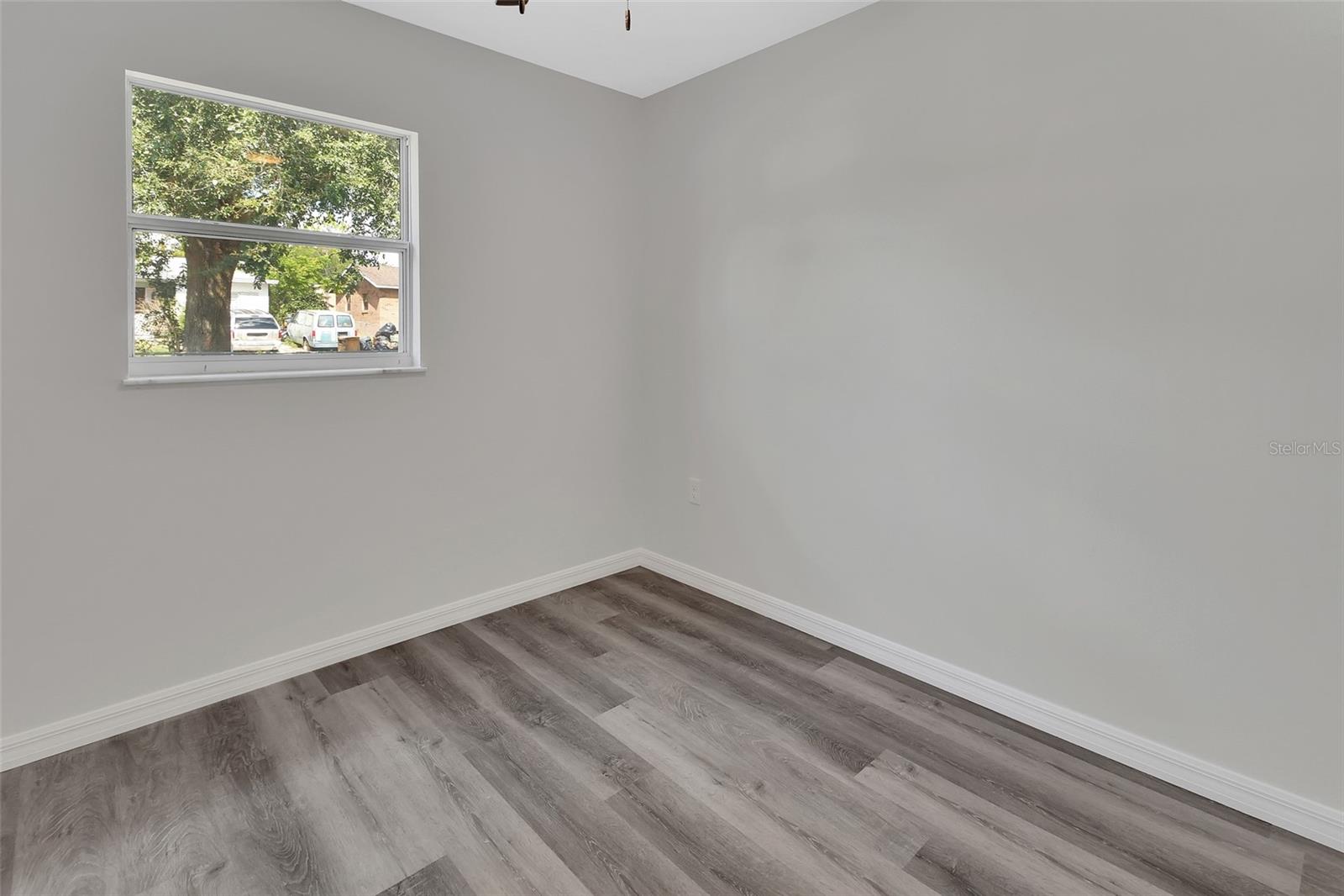 Image 15 of 24 For 933 Longview Avenue