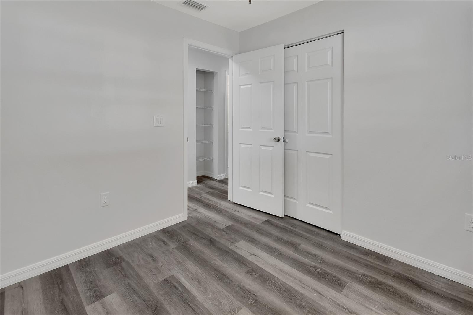 Image 16 of 24 For 933 Longview Avenue