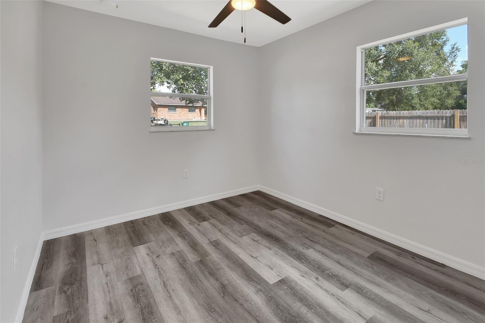 Image 17 of 24 For 933 Longview Avenue