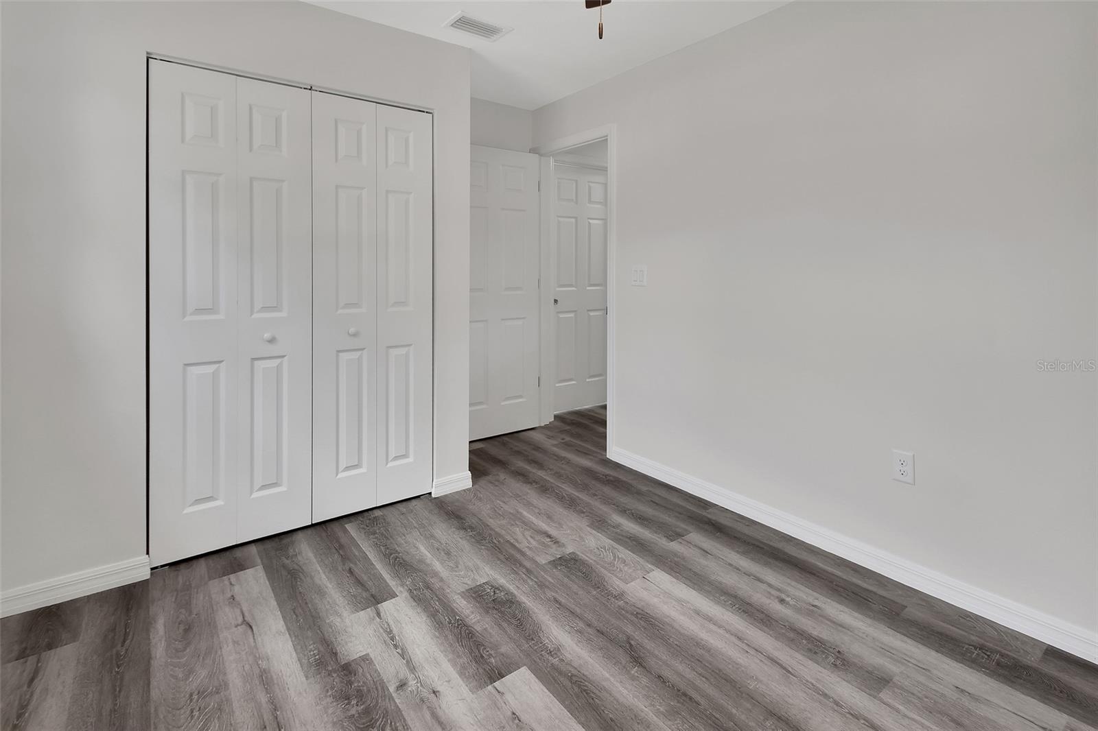 Image 18 of 24 For 933 Longview Avenue