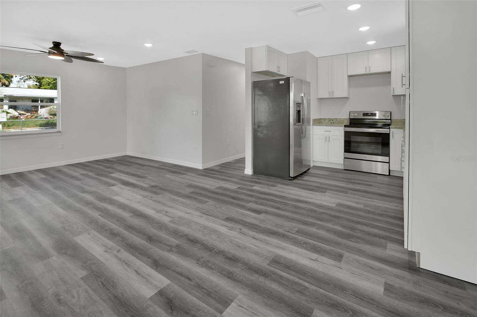 Image 3 of 24 For 933 Longview Avenue