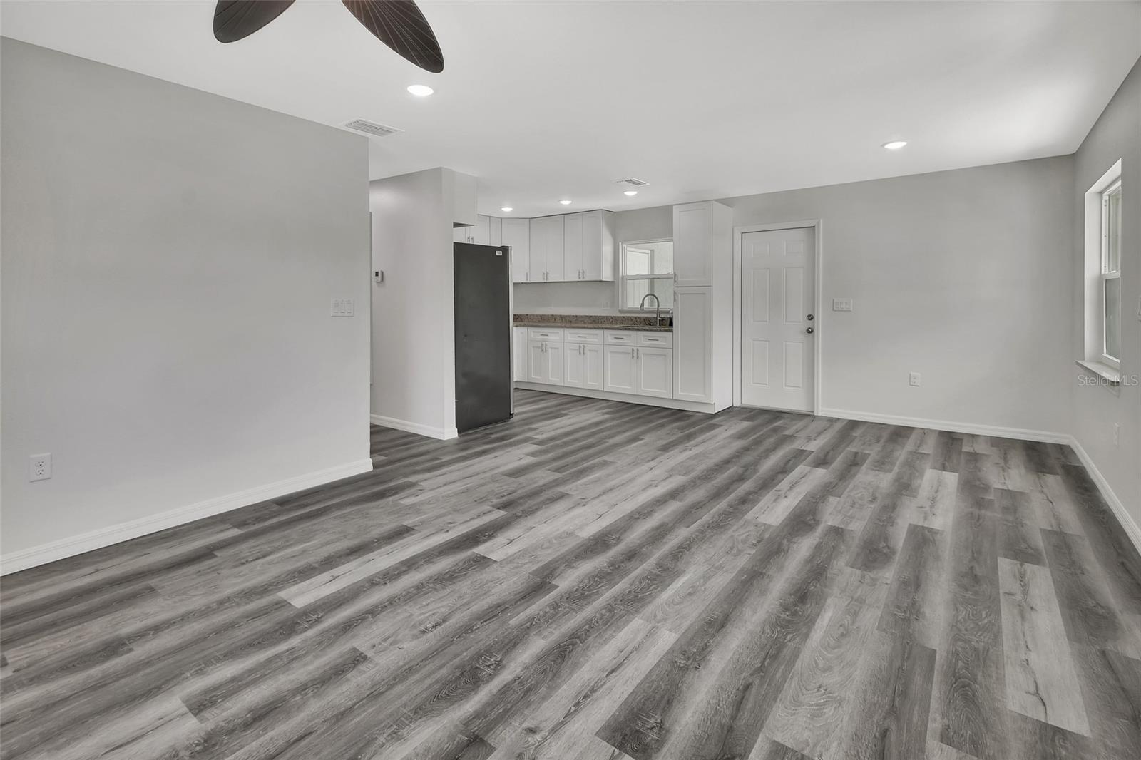 Image 4 of 24 For 933 Longview Avenue
