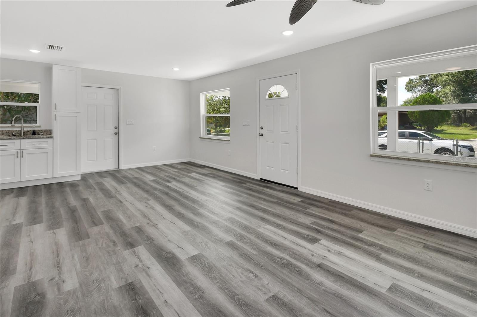 Image 5 of 24 For 933 Longview Avenue