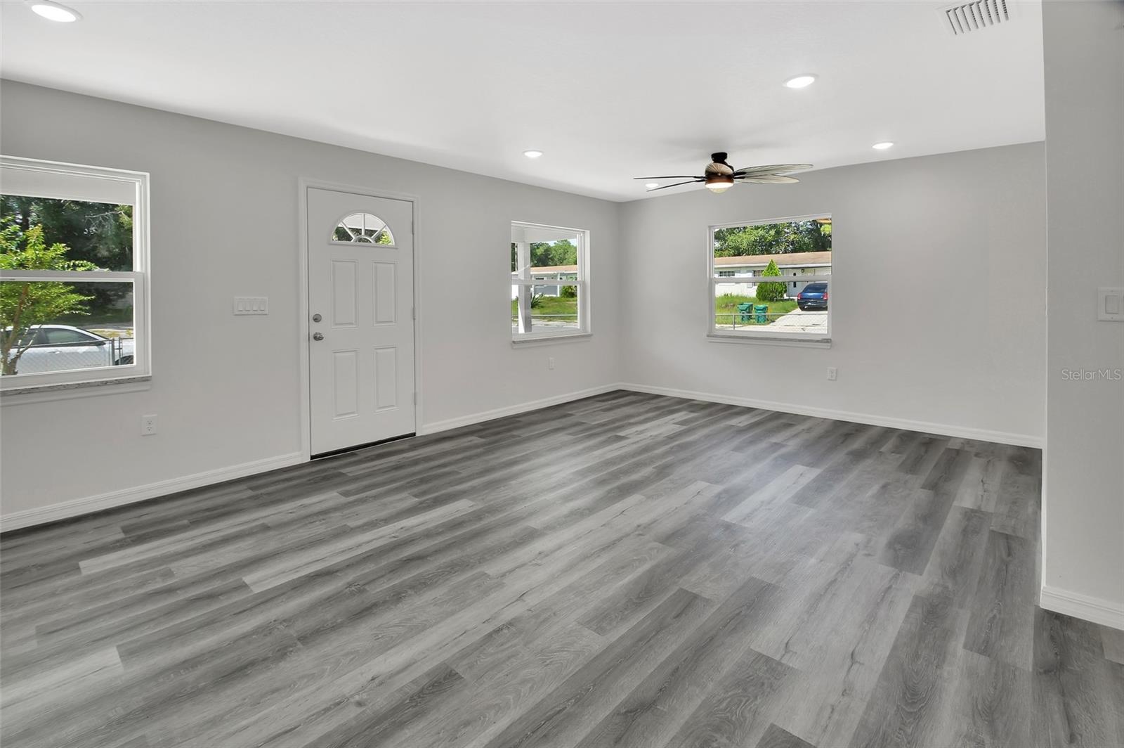 Image 6 of 24 For 933 Longview Avenue