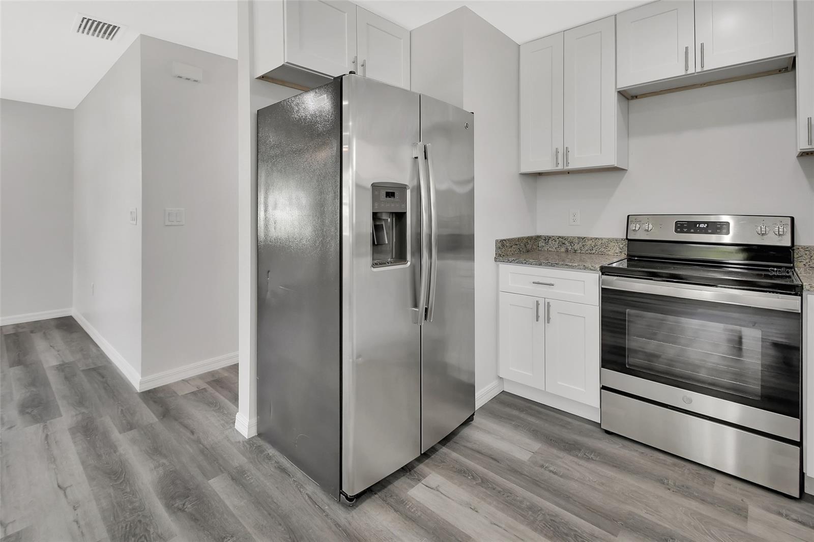 Image 8 of 24 For 933 Longview Avenue