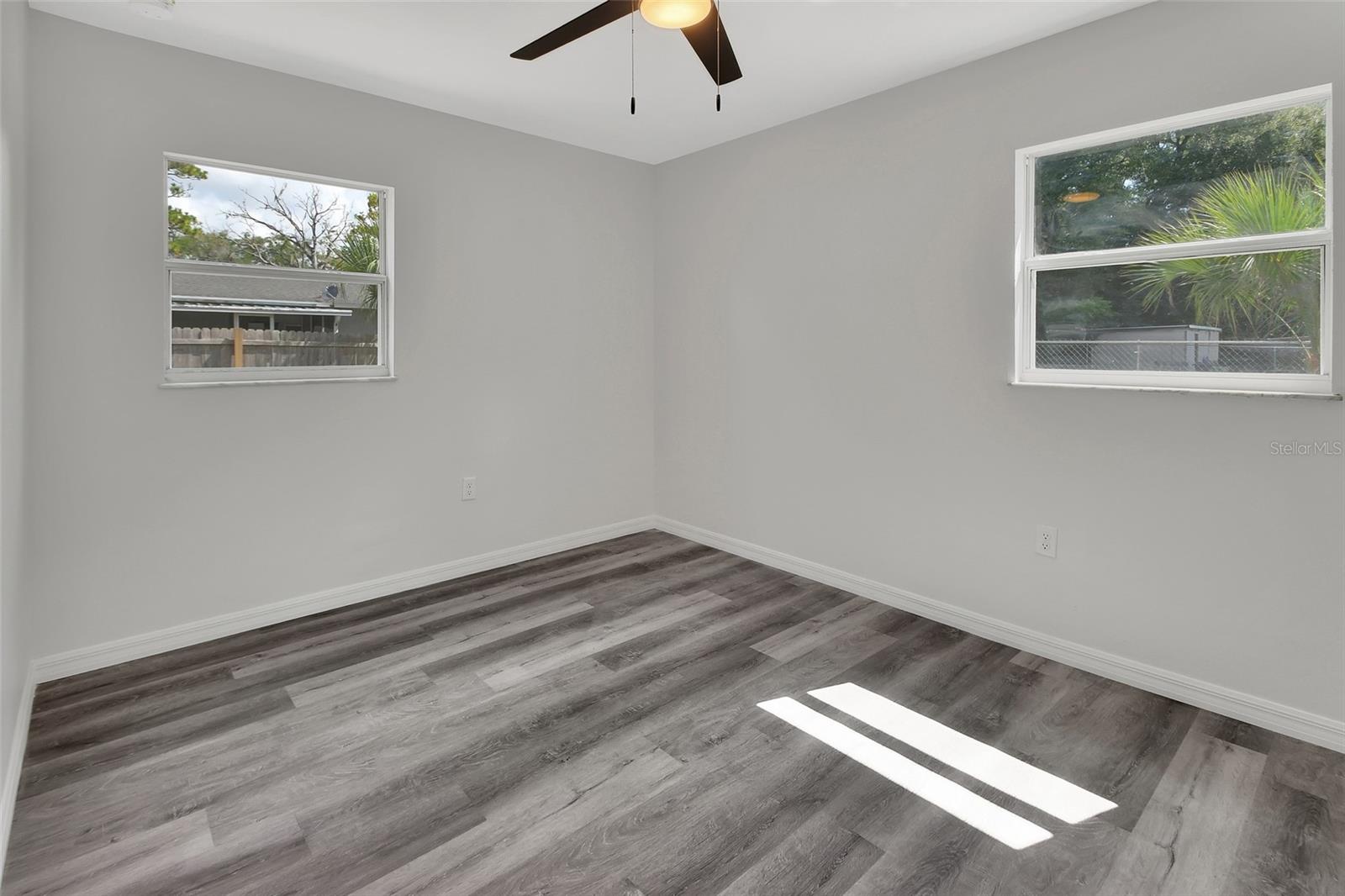 Image 9 of 24 For 933 Longview Avenue