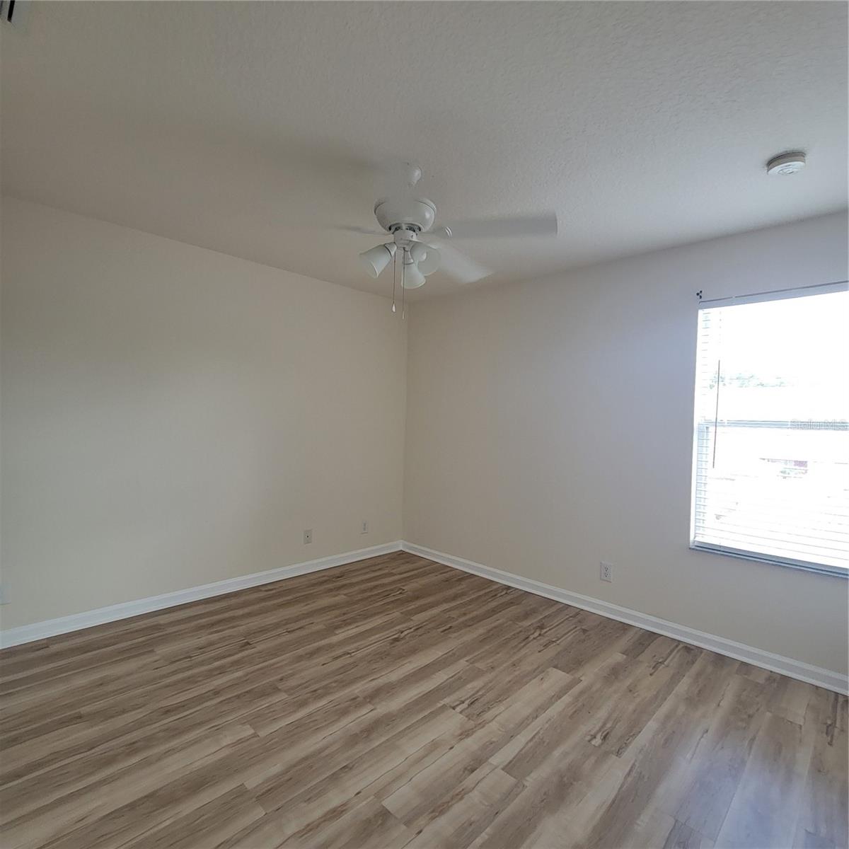 Image 11 of 27 For 221 Victoria Commons Boulevard