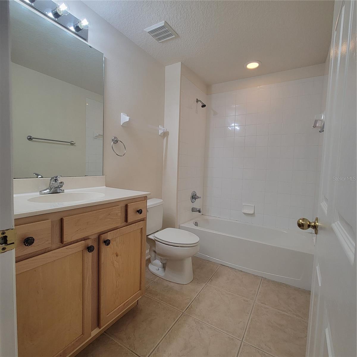 Image 16 of 27 For 221 Victoria Commons Boulevard