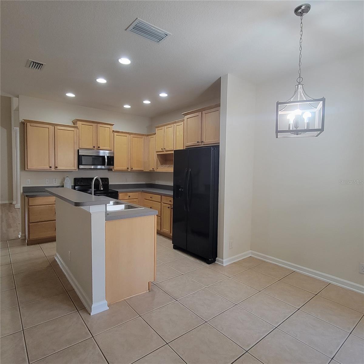 Image 6 of 27 For 221 Victoria Commons Boulevard