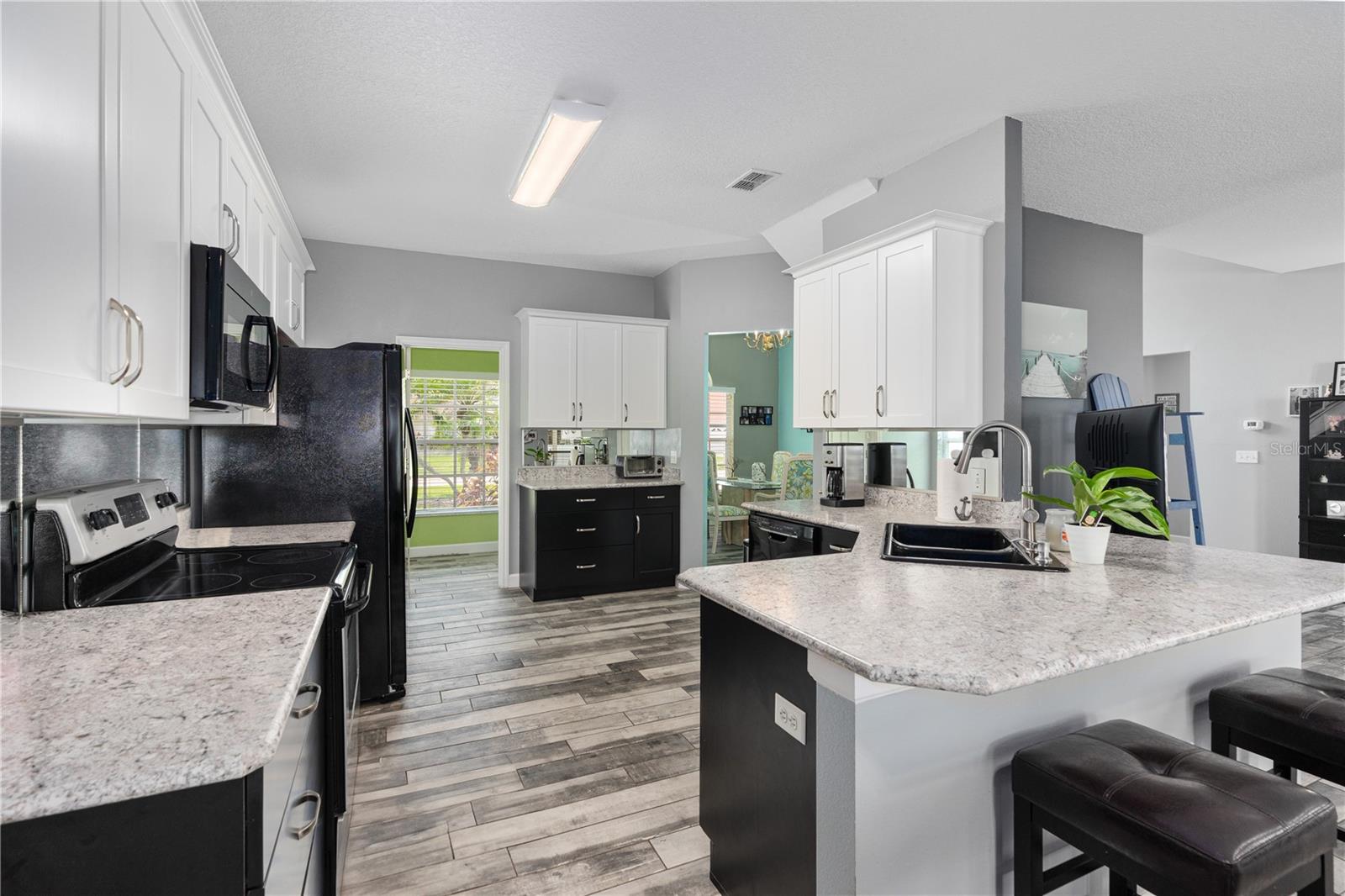 Image 14 of 39 For 1483 Surrey Park Drive
