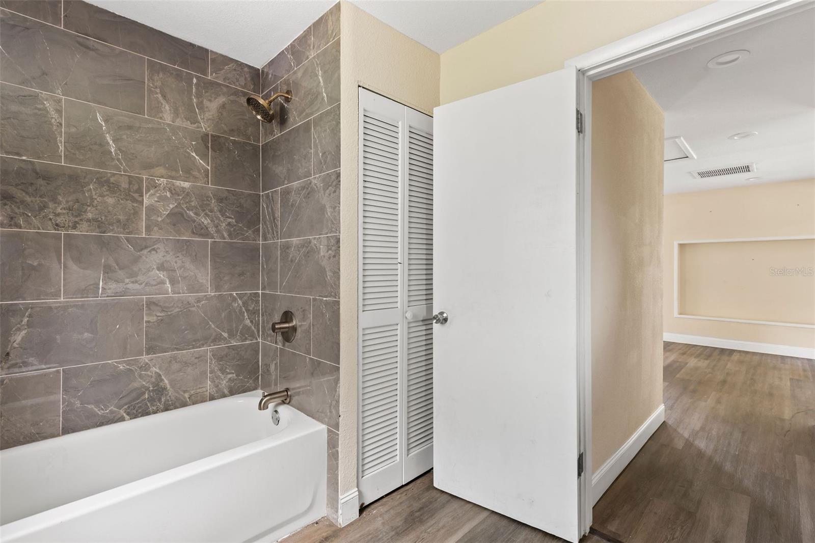 Image 17 of 42 For 660 6th Street